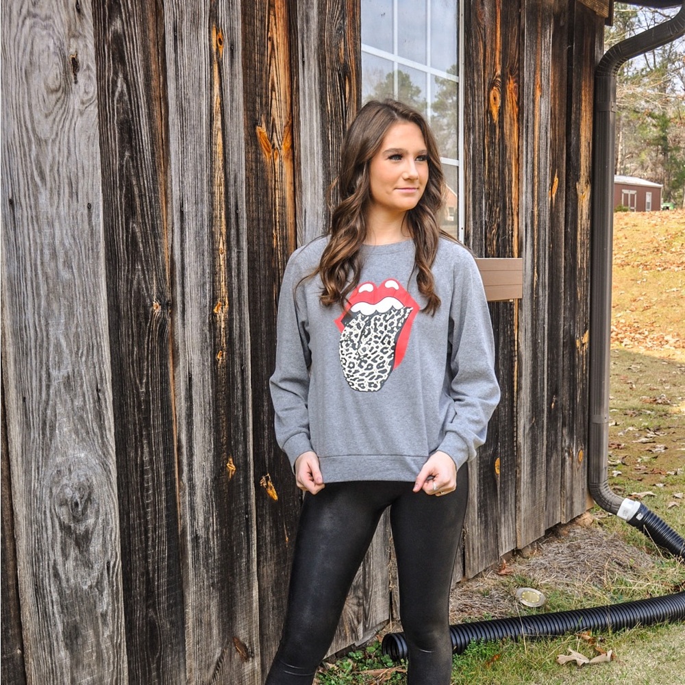 Long sleeve lips top!